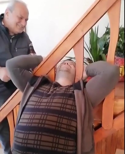 Rize'de bir kişinin kafası merdiven korkuluğuna böyle sıkıştı