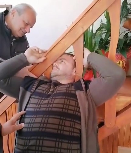 Rize'de bir kişinin kafası merdiven korkuluğuna böyle sıkıştı