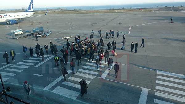 Trabzon Havalimanı’nda gerginlik! Apronda polisle tartıştılar