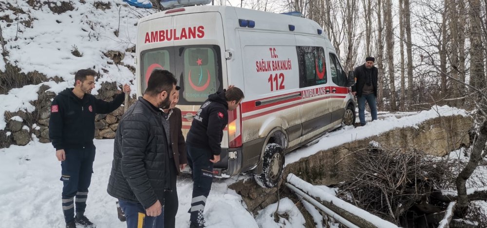 Artvin'de hasta almaya giden ambulans kaydı! Yardıma köylüler yetişti