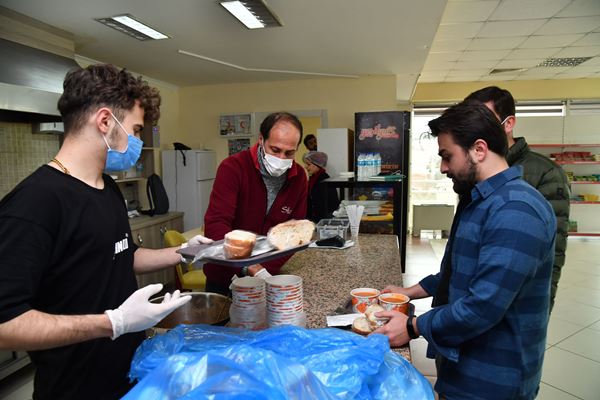 Trabzon'da öğrenciler, soğuk kışta güne çorbayla başlıyor!