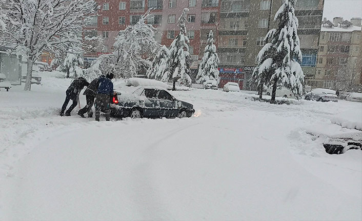 Konya'da kar yağışı hayatı olumsuz etkiliyor