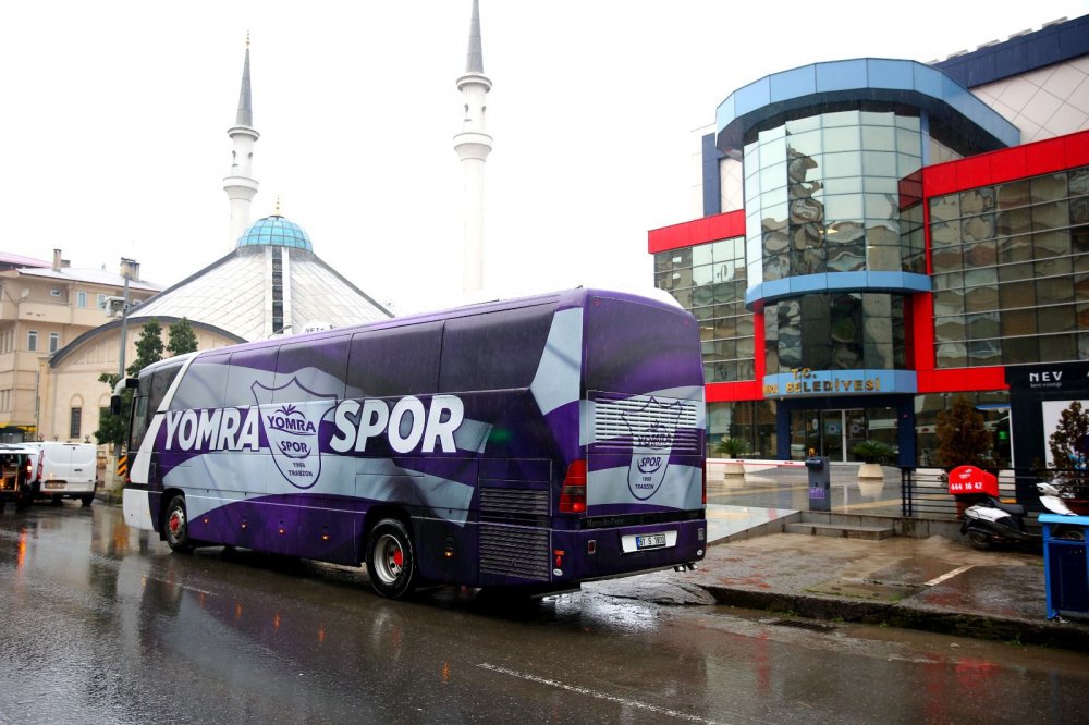 Başkan Mustafa Bıyık'tan Yomraspor'a otobüs