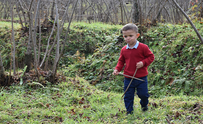 Trabzonlu küçük Mustafa'nın ağaç dallarıyla 'kemençe performansı'
