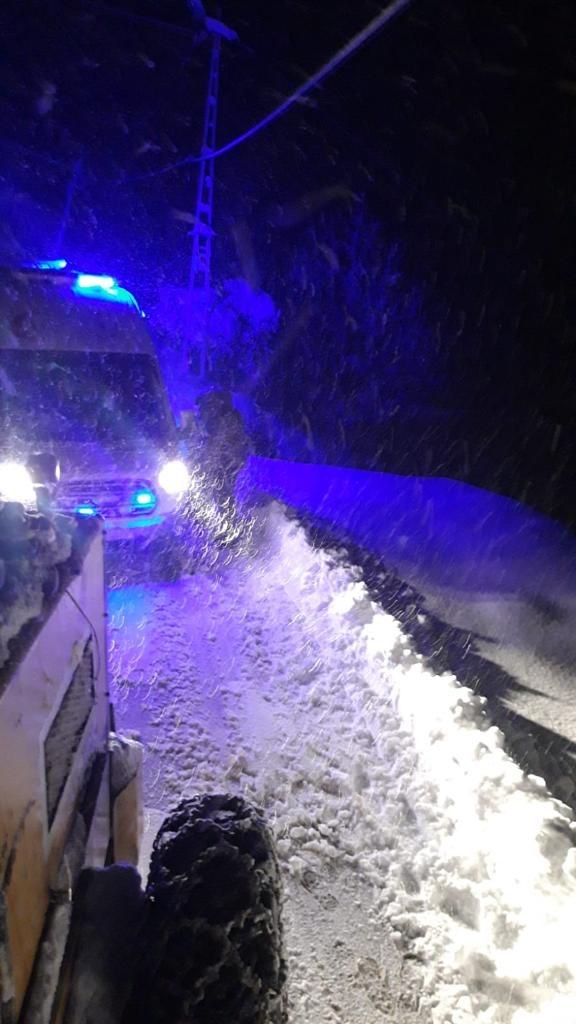 Rize'de hastaya giden ambulans karlı yolda kaldı