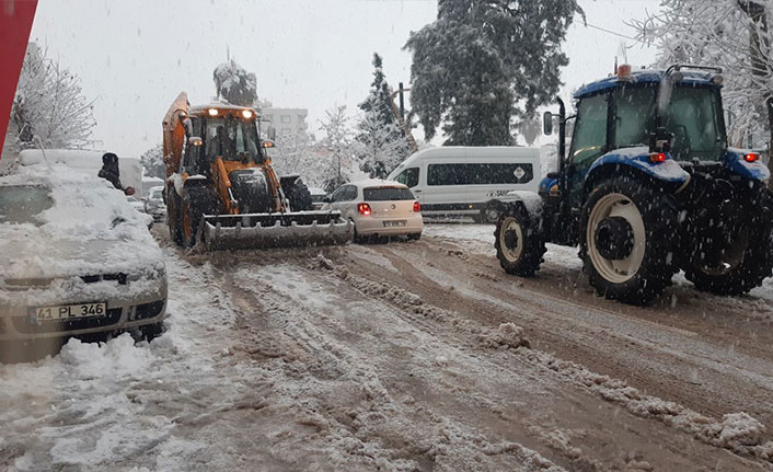 Gaziantep'te kar yağışı trafiği felç etti