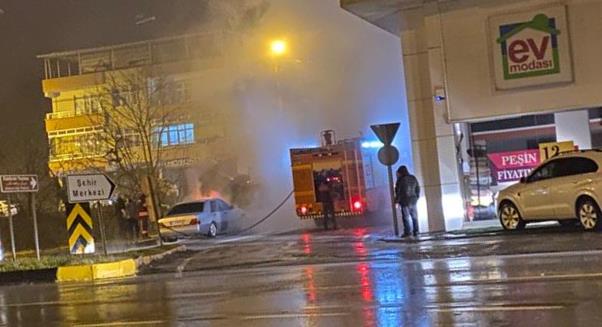 Trabzon'da araç yangını! Seyir halinde alev aldı