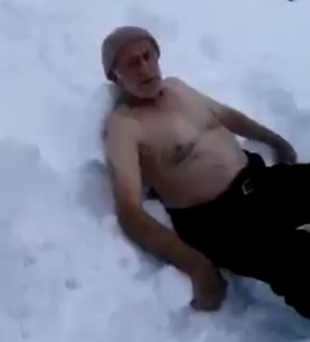 89 yaşındaki Rizeli Malik dede kar banyosu yaptı