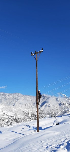 Artvin’de elektrik dağıtım şirketi çalışanlarının yoğun kar mesaisi