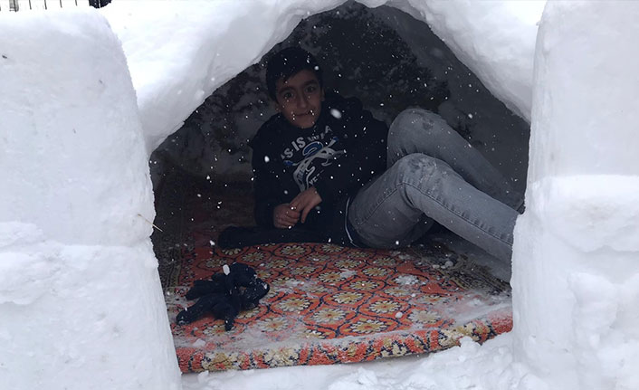 Elazığ’da 3 arkadaş kardan ev yapıp içinde vakit geçirdi