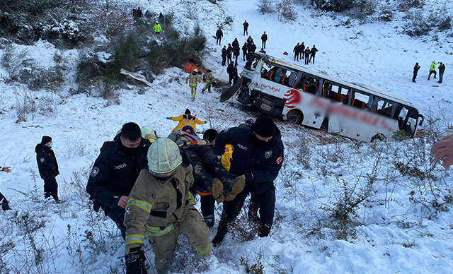 İstanbul'da yolcu otobüsü şarampole yuvarlandı: 2 ölü 10 yaralı