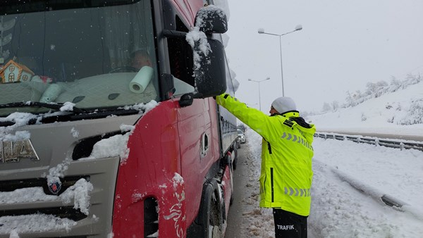 Samsun'da kar yağışı karayolu ulaşımını aksattı