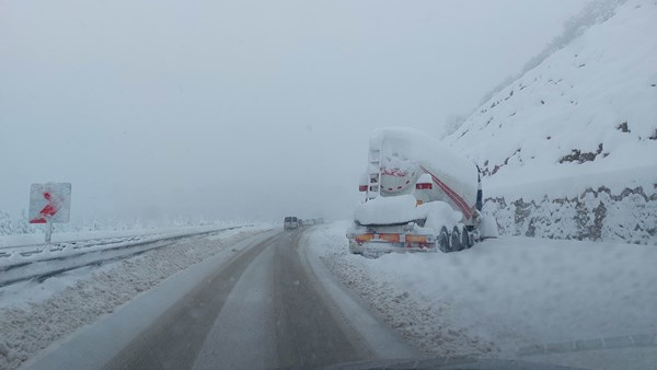 Samsun'da kar yağışı karayolu ulaşımını aksattı