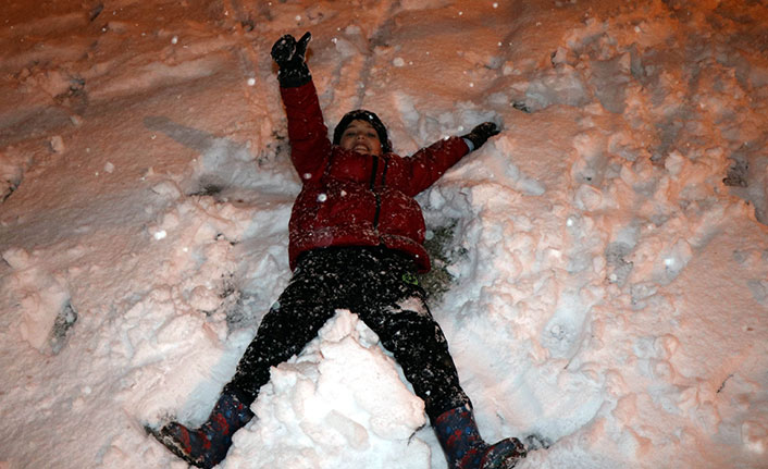 Şehri etkisi altına alan kar sürücülere çile, çocuklara neşe oldu