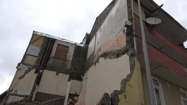 Rize'de metruk bina yıkımında önlem krizi! Yan bina boşaltıldı