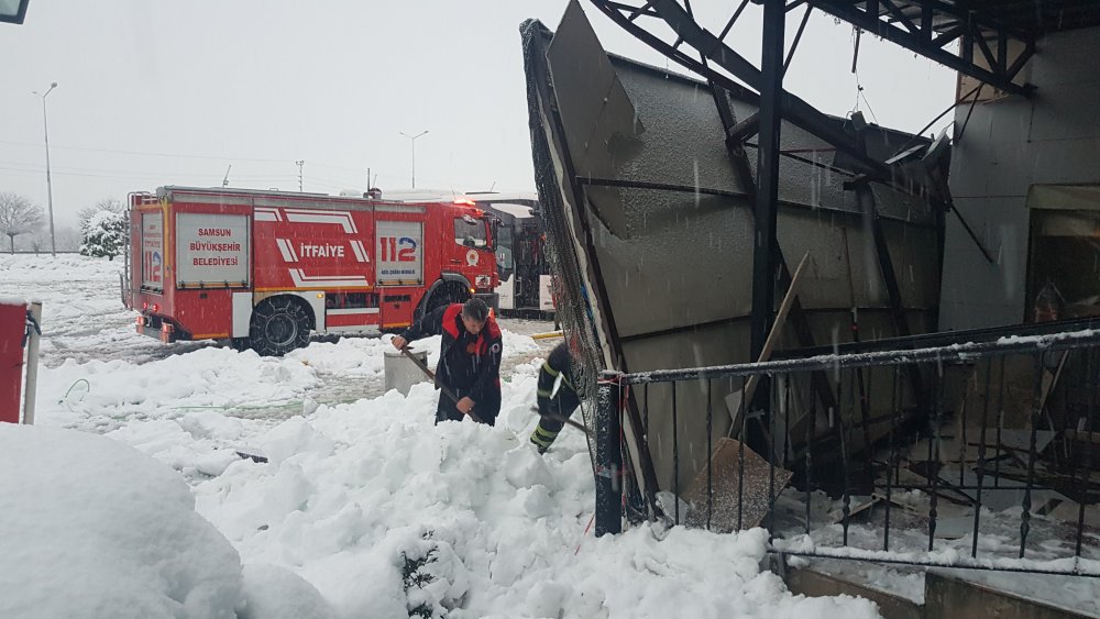Samsun'da kar yığınını taşıyamayan tente mühendisin üstüne çöktü