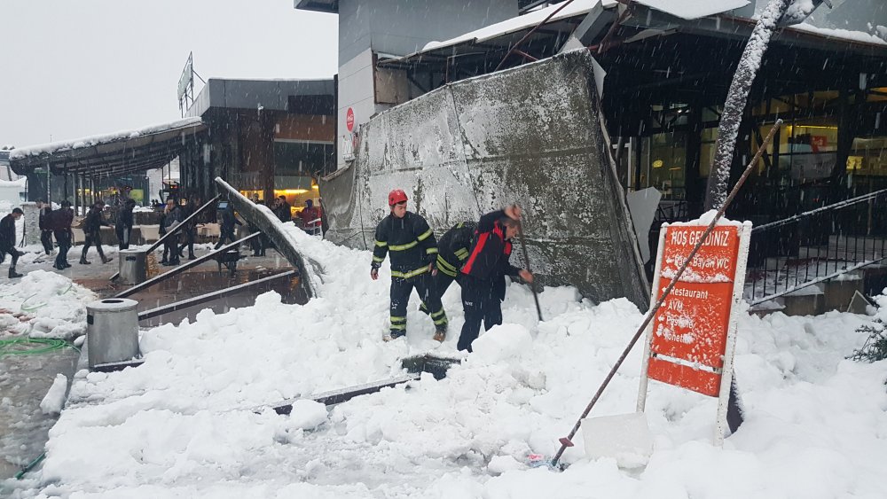 Samsun'da kar yığınını taşıyamayan tente mühendisin üstüne çöktü