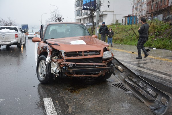 Trabzon plakalı iki otomobil Ordu'da kafa kafaya çarpıştı! O anlar kamerada
