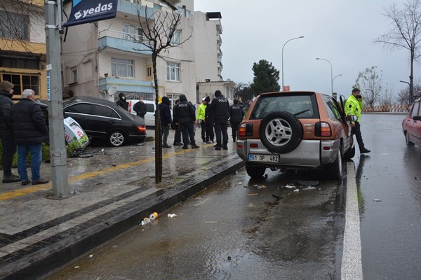 Trabzon plakalı iki otomobil Ordu'da kafa kafaya çarpıştı! O anlar kamerada