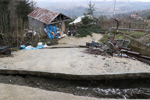 Trabzon'da heyelan! 1 ev yıkıldı