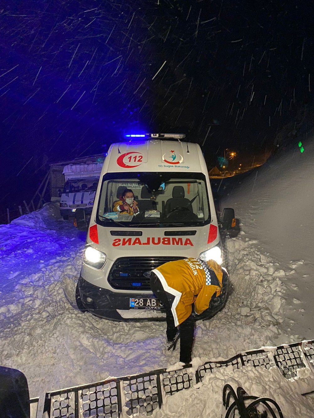 Giresun'da yolda kalan ambulansın imdadına otel çalışanları yetişti