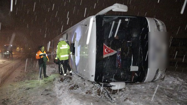 Rize'den Konya'ya giden otobüs Tokatta devrildi! 13 Yaralı