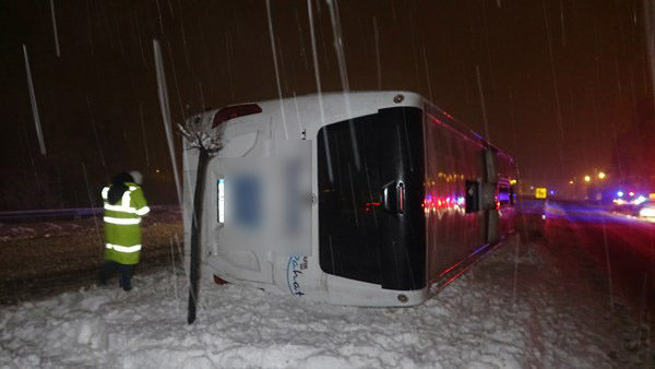 Rize'den Konya'ya giden otobüs Tokatta devrildi! 13 Yaralı