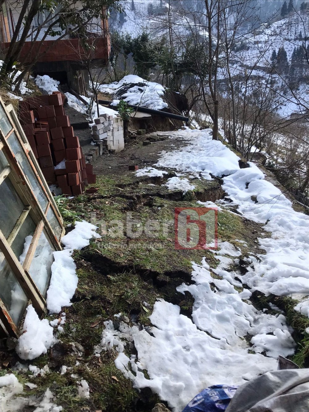 Trabzon’da heyelan! Yol kapandı evler boşaltılıyor