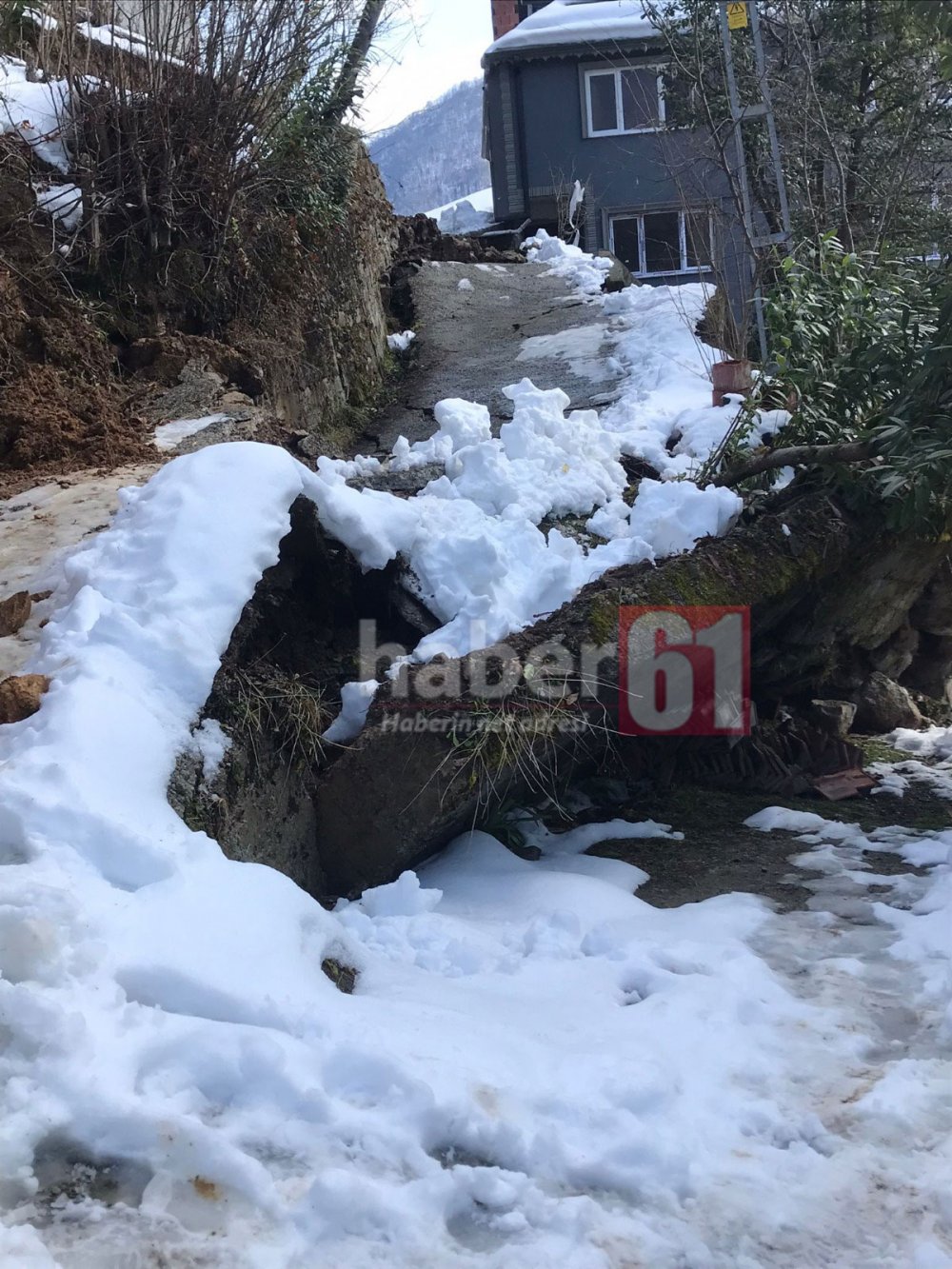 Trabzon’da heyelan! Yol kapandı evler boşaltılıyor