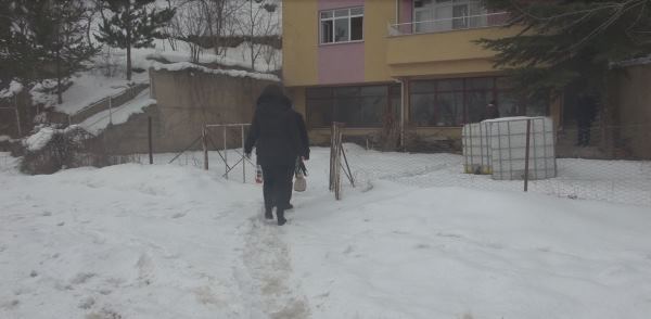 Gümüşhane'de kardan okula gidemeyen öğrencilere evde karne sürprizi
