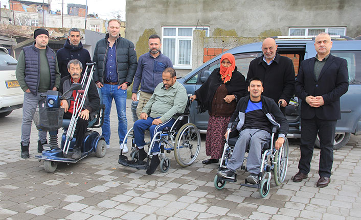Hollanda'dan gelip Samsun'daki bedensel engellilere akülü sandalye dağıttı