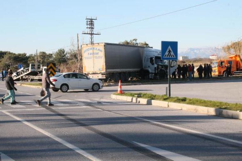 Antalya'da hastane dönüşü kaza; çift öldü, torunları yaralı