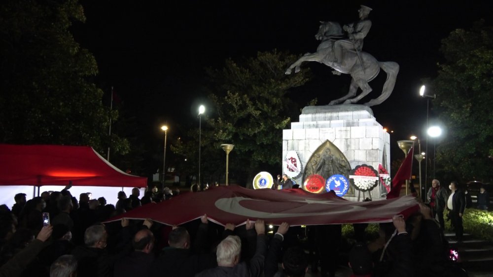 Samsun'da Atatürk Anıtı önünde nöbet başladı