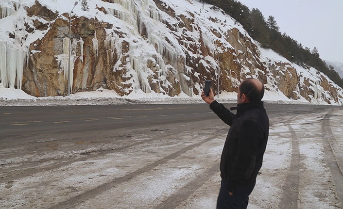 Zigana Dağı'nda devasa buz sarkıtları ilgi çekiyor