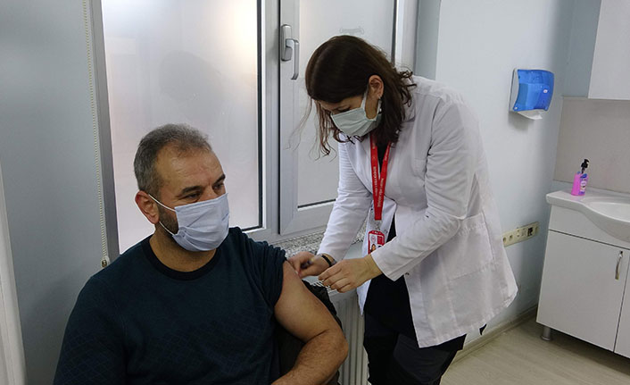 Türkiye genelinde 40 merkezden biri olan Trabzon’da Turkovac aşısı uygulaması bu sabah başladı
