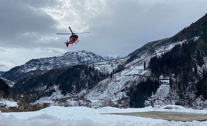 Kar nedeniyle mahsur kalan hasta için hava ambulansı köye indi