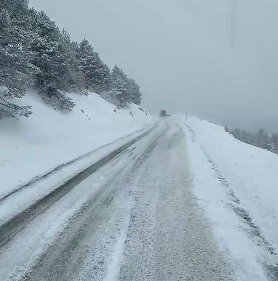 Zigana Dağında kar yağışı etkili oluyor