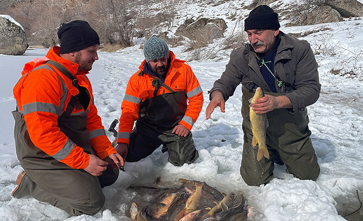 Çoruh Nehri'nin buzlu sularında köylüler geleneksel yöntemle balık avlıyor