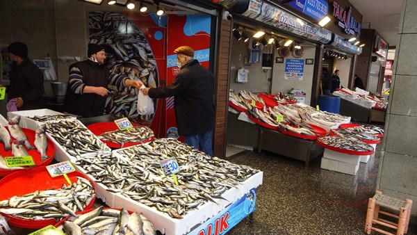 Trabzon'da hamsi balıkçıyı da vatandaşı üzdü