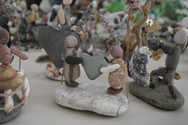 Karadeniz sahilinden topladığı taşları sanat eserine dönüştürüyor