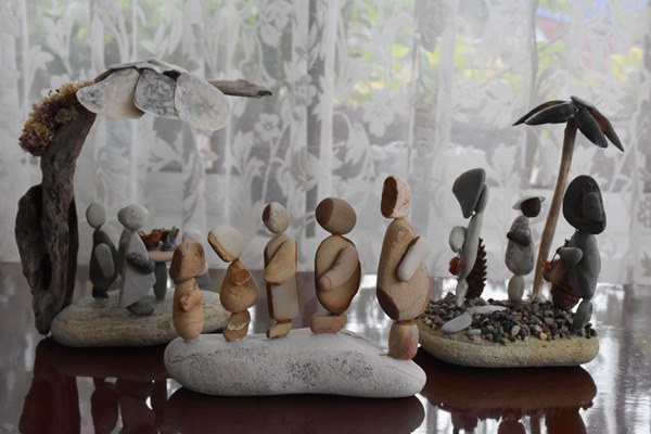 Karadeniz sahilinden topladığı taşları sanat eserine dönüştürüyor