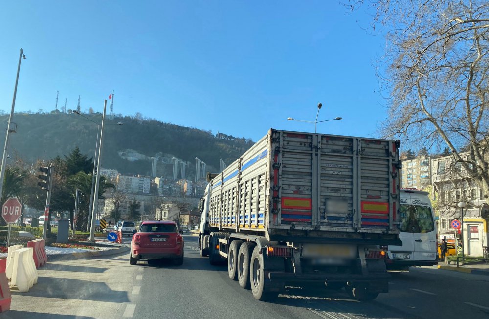 Trabzon’da bozulan kamyon trafiği vurdu