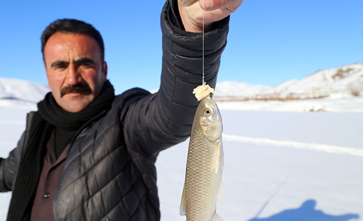 40 santimlik buzu kazma ile kırıp balık tutuyorlar