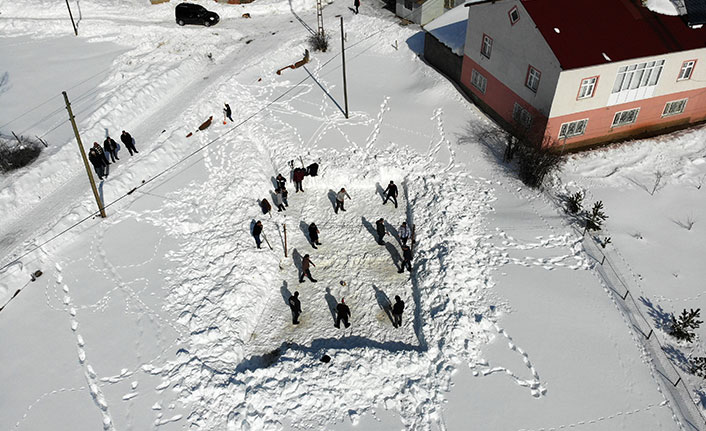 Kar üstünde 30 yıllık gelenek: "Kar voleybolu"