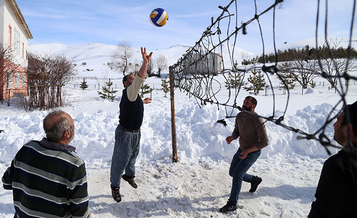 Kar üstünde 30 yıllık gelenek: "Kar voleybolu"
