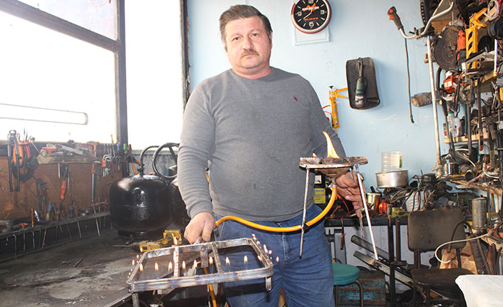 Motor tamircisi, bir çay bardağı benzinle 5 saat yanan gaz üretti