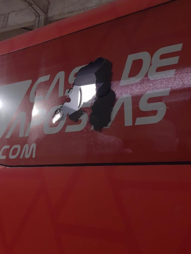 Trabzonspor'un eski oyuncusu Hugo Rodallega'nın olduğu takım otobüsüne bombalı saldırı gerçekleşti.