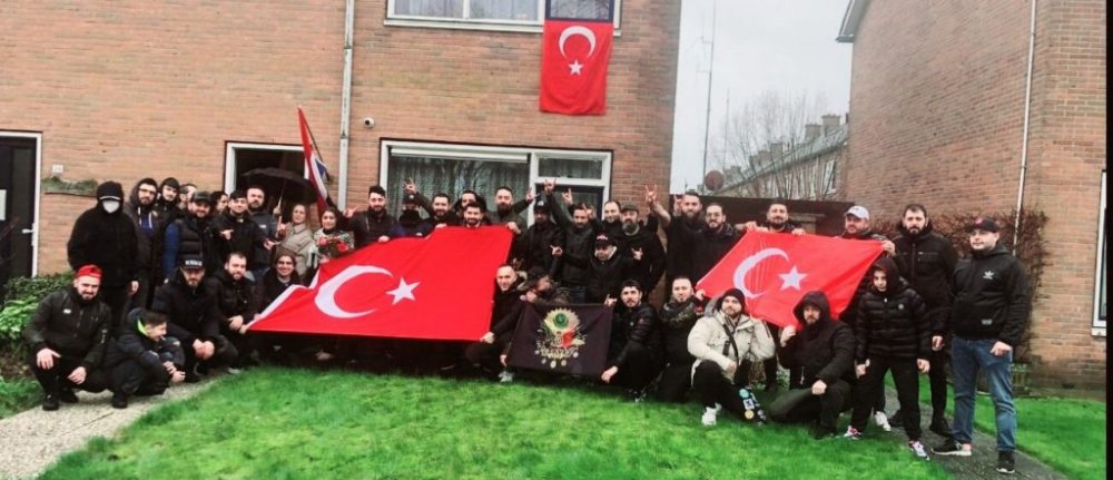 Hollanda’da ırkçılığa uğrayan Türk aileye destek