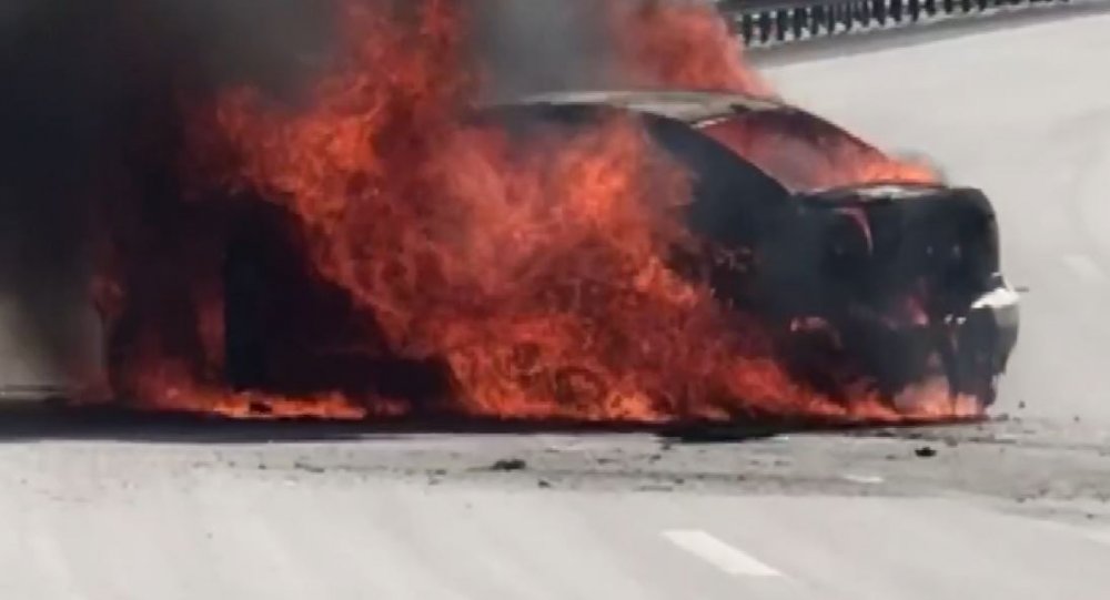 Samsun'da kaza yapan araç alev topuna döndü! Çift son anda kurtarıldı