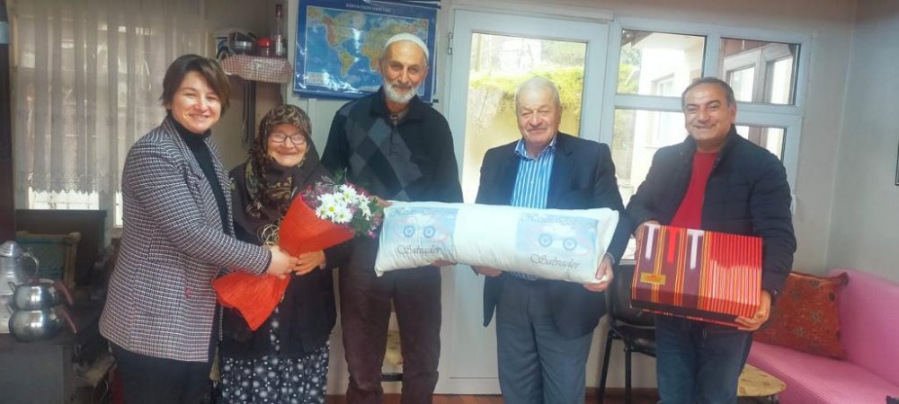 Rize'de evlilikte 60 yılını dolduran çiftlere yastık hediye edildi